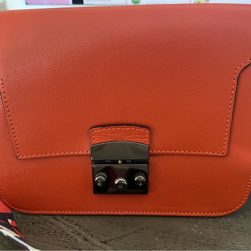 Vera Pelle Bold Orange Crossbody Bag
Great sSummer bag